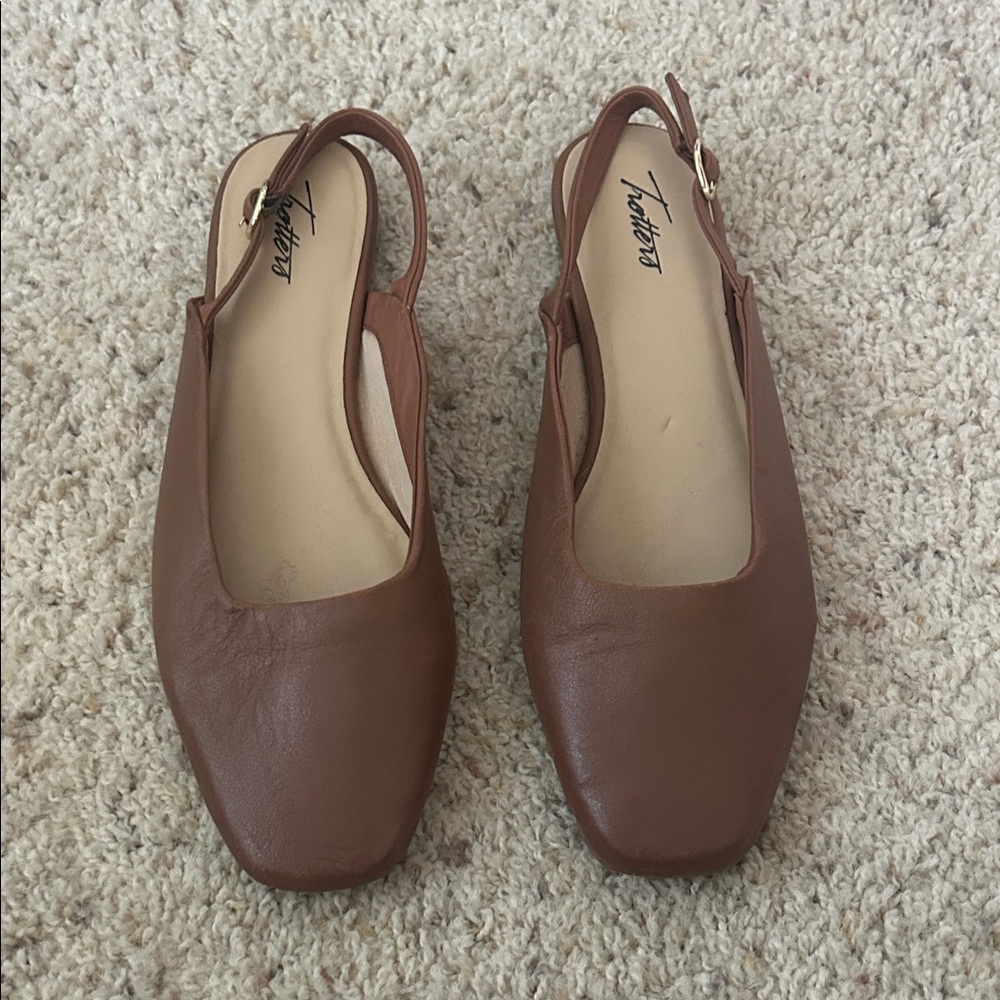 Trotters Women's Tan Slingback Flats